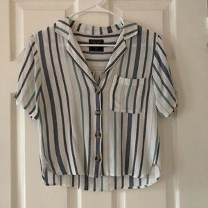 Short sleeve cropped button up top